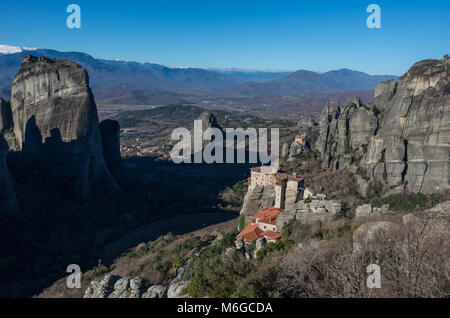 Le monastère de Rousanou ou monastère Sainte Barbara et le monastère de Saint Nicholas à Météores. Meteora est l'un des plus grands complexes de construction à l'Est Banque D'Images