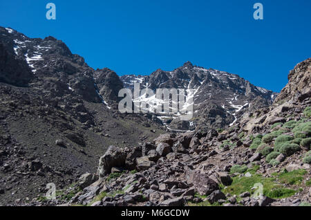 Parc national de Toubkal au printemps avec le mont, couvrir de neige et de glace, vallée près de refuge Toubkal, point de départ de randonnée vers le Jebel Toubkal, plus haut - pe Banque D'Images