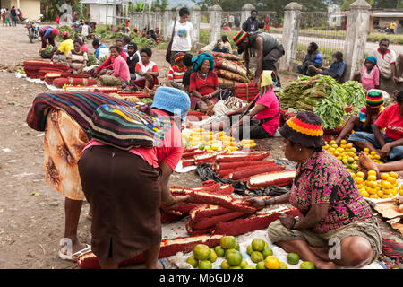 Wamena, Indonésie. L'achat d'aliments locaux Dani femmes au marché local dans la vallée de Baliem, Papouasie Nouvelle Guinée Banque D'Images