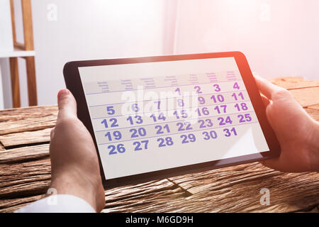 Close-up de l'homme d'affaires à l'aide de la main de calendrier sur tablette numérique Banque D'Images
