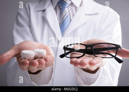 Close-up of a main du médecin avec des lunettes et un étui Banque D'Images