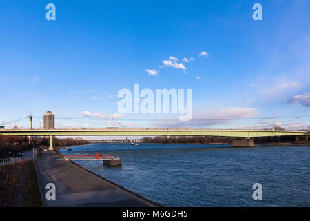 Allemagne, Cologne, le Zoo pont sur le Rhin et le gratte-ciel. Colonia-House Deutschland, Koeln, die Zoobruecke ueber den Rhein und das Banque D'Images