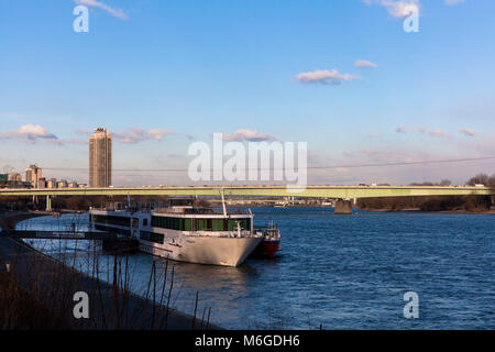 Allemagne, Cologne, le Zoo pont sur le Rhin et le gratte-ciel. Colonia-House Deutschland, Koeln, die Zoobruecke ueber den Rhein und das Banque D'Images