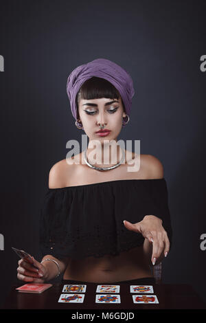 Belle fortune teller la lecture de cartes. Portrait Studio Banque D'Images