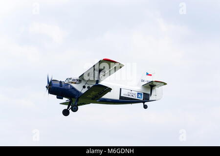 PLASY, RÉPUBLIQUE TCHÈQUE - 30 avril : bleu-blanc Antonov An-2 flying le 30 avril 2017 à Plasy, République tchèque. Banque D'Images