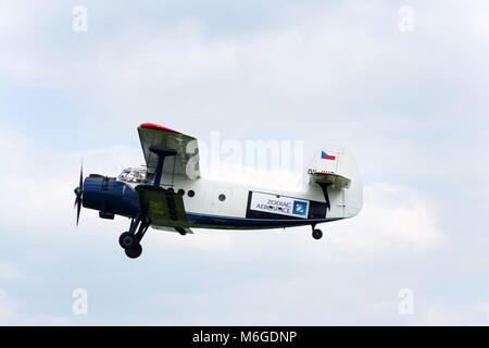 PLASY, RÉPUBLIQUE TCHÈQUE - 30 avril : bleu-blanc Antonov An-2 flying le 30 avril 2017 à Plasy, République tchèque. Banque D'Images