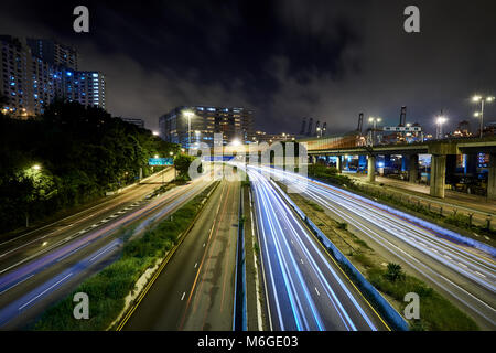 Sentier de lumière surprenants sur une route très fréquentée à Hong Kong. Banque D'Images