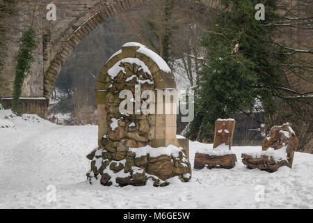 Le conteur de la présidence par l'usure de la rivière à Durham UK dans la neige Banque D'Images