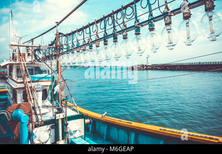 Bateau de la pêche au calmar, l'entrée au port - l'île de Jeju, Corée du Sud Banque D'Images