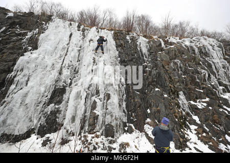 Les gens l'escalade de glace près de Tebay dans Cumbria comme le froid à travers le pays se poursuit. Banque D'Images