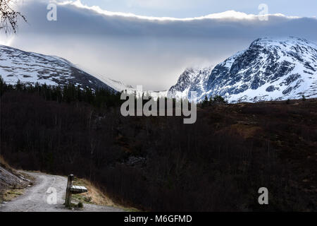 Banc à côté d'une voie menant à la face nord du Ben Nevis dans les montagnes de l'Ecosse, Grande-Bretagne. Banque D'Images