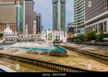 Chicago River et bâtiments malais Financial Centre à Kuala Lumpur, en Malaisie Banque D'Images