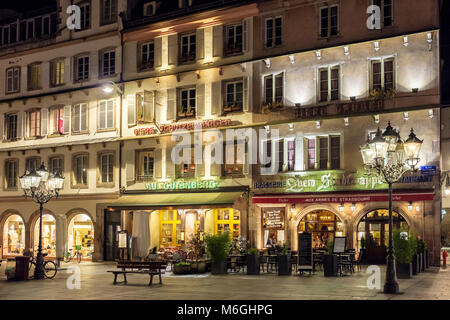 Strasbourg, terrasses de restaurants, Place place Gutenberg, nuit, Alsace, France, Europe, Banque D'Images