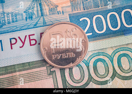 L'une et deux mille billets et un rouble rouble-pièce sur elle. Close up. Banque D'Images