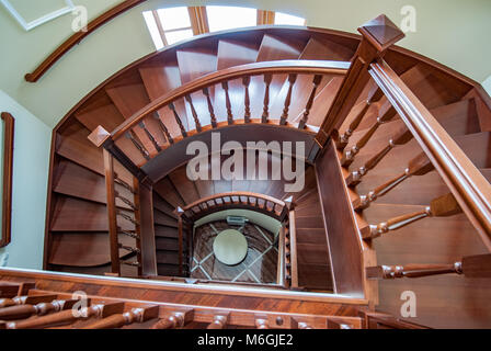 Escalier en bois spiralé avec piliers de balustres et grande main courante dans un style classique, vue d'en haut Banque D'Images