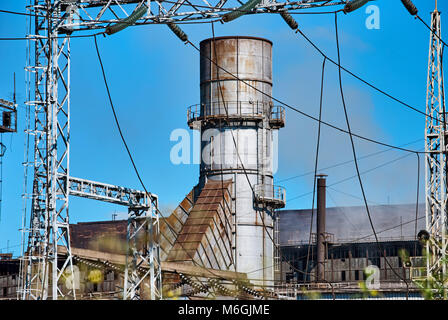 Énorme tuyau du système de dépoussiérage et de purification de l'air du haut fourneau de l'usine métallurgique Banque D'Images