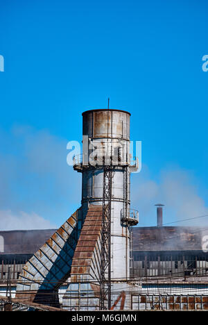 Énorme tuyau du système de dépoussiérage et de purification de l'air du haut fourneau de l'usine métallurgique Banque D'Images