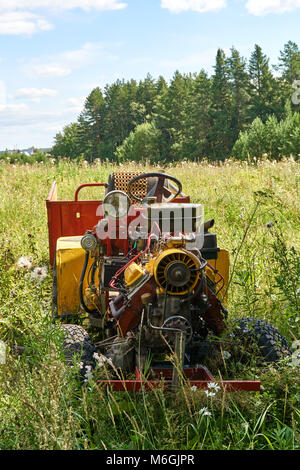 Self-made-tracteur à la lisière d'une forêt dans une grande graminée Banque D'Images