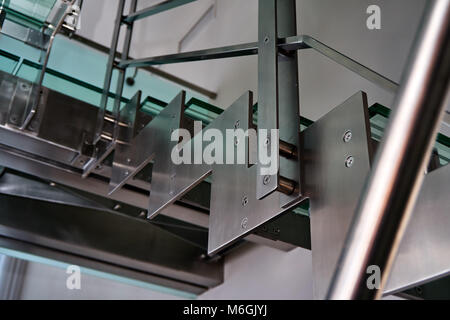 Escalier en acier inoxydable avec marches en verre. Escalier moderne en acier inoxydable et en verre. Gros plan Banque D'Images