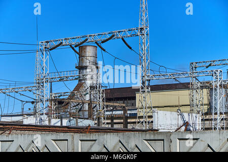 Réseau électrique industriel et infrastructure d'usine avec tours de transmission, lignes de distribution, isolateurs Banque D'Images