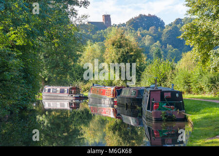 Bateaux étroits / chalands amarrés sur un canal à Kinver Staffordshire UK Banque D'Images