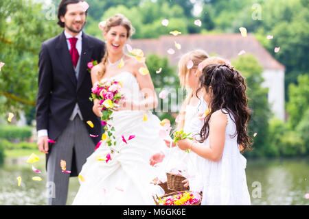 Couple de mariage et fleurs de douche de demoiselle Banque D'Images