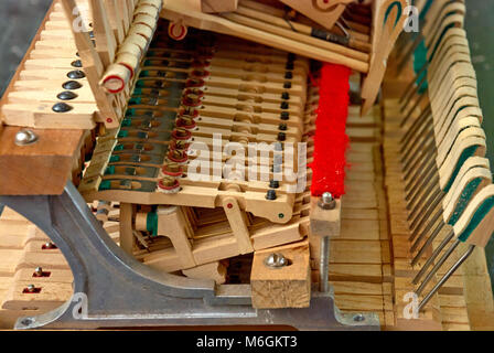 Des marteaux de bois le vieux piano démonté Banque D'Images