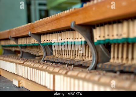 Des marteaux de bois le vieux piano démonté Banque D'Images