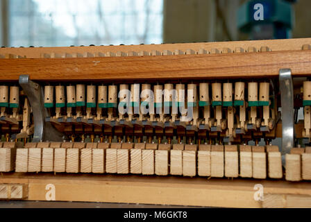 Des marteaux de bois le vieux piano démonté Banque D'Images