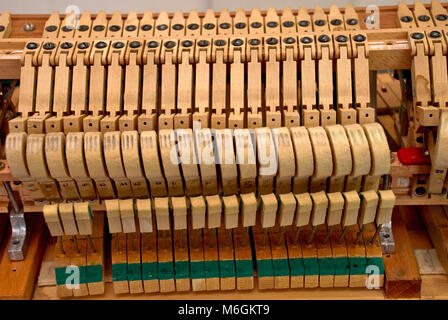 Des marteaux de bois le vieux piano démonté Banque D'Images