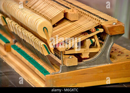 Des marteaux de bois le vieux piano démonté Banque D'Images