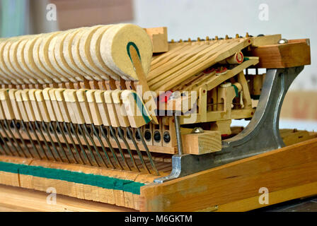 Des marteaux de bois le vieux piano démonté Banque D'Images