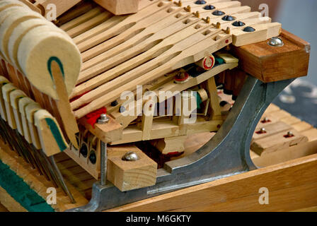 Des marteaux de bois le vieux piano démonté Banque D'Images