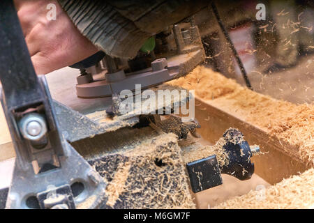 Joint à queue d'aronde. Production de menuiserie et de menuiserie. Partie d'un tiroir en bois fait avec une fraiseuse. Gros plan Banque D'Images