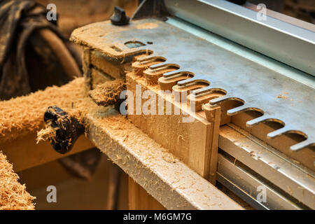 Joint à queue d'aronde. Production de menuiserie et de menuiserie. Partie d'un tiroir en bois fait avec une fraiseuse. Gros plan Banque D'Images