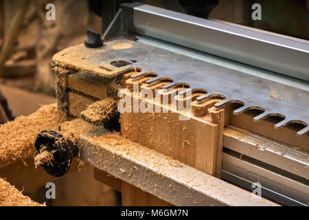 Joint à queue d'aronde. Production de menuiserie et de menuiserie. Partie d'un tiroir en bois fait avec une fraiseuse. Gros plan Banque D'Images