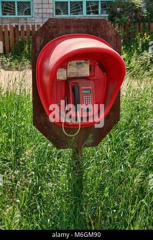 Cabine téléphonique rouge pour les appels d'urgence en campagne Banque D'Images