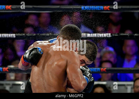 Nyc, New York, USA. 3e Mar, 2018. DMITRY BIVOL et SULLIVAN BARRERA (noir) Lignes de bataille dans une lumière WBA Heavyweight Championship match au Madison Square Garden. Crédit : Joel Plummer/ZUMA/Alamy Fil Live News Banque D'Images