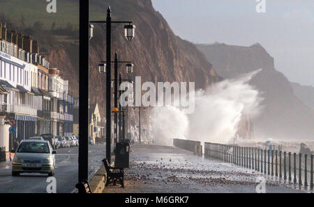 Sidmouth, Devon, 4th mars 18 pas encore terminé - tempête Emma livres dans Sidmouth, avec des vagues qui s'élèvent au-dessus des maisons et des hôtels en bord de mer. Une forte hausse des températures, combinée à une forte encage de l'eau de mer, a enlevé toute trace de neige qui a couvert l'Esplanade jeudi et vendredi. Banque D'Images