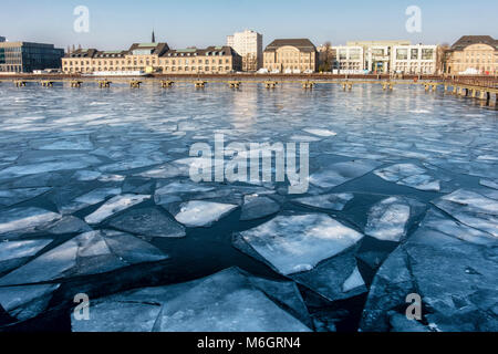 Allemagne, Berlin, 3 mars 2018. La rivière Spree se fige comme des températures inférieures à zéro cause des blocs de glace pour recueillir sur la rivière. crédit : Eden Breitz/Alamy Live News Banque D'Images