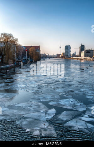 Allemagne, Berlin, 3 mars 2018. La rivière Spree se fige comme des températures inférieures à zéro cause des blocs de glace pour recueillir sur la rivière. crédit : Eden Breitz/Alamy Live News Banque D'Images