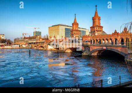 Allemagne, Berlin,Oberbaumbrucke, 3 mars 2018. La rivière Spree se fige comme des températures inférieures à zéro cause des blocs de glace pour recueillir sur la rivière. crédit : Eden Breitz/Alamy Live News Banque D'Images