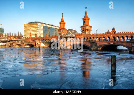 Allemagne, Berlin,Oberbaumbrucke, 3 mars 2018. La rivière Spree se fige comme des températures inférieures à zéro cause des blocs de glace pour recueillir sur la rivière. crédit : Eden Breitz/Alamy Live News Banque D'Images