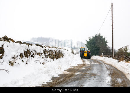 East Lothian, Ecosse, Royaume-Uni, 4 mars 2018. Météo France : un Conseil digger dégagement d'un chemin rural après les fortes chutes de neige à la suite de l'événement météorologique extrême, surnommée la bête de l'Est. La route est praticable avec soin Banque D'Images