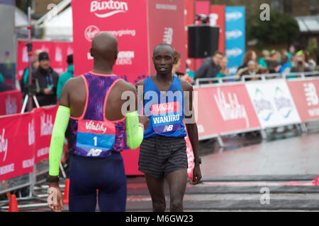 Greenwich,UK,4 Mars 2018,Mo Farah avec Daniel Wanjiru après avoir remporté le Grand la vitalité de la moitié qui est un nouveau demi-marathon à partir de Tower Bridge et de finition par le Cutty Sark à Greenwich, en passant par les quartiers de Southwark, Tower Hamlets, Greenwich et Lewisham. Il a été créé par London Marathon Ltd. il y a aussi une grande vitalité Festival à Greenwich Park.©Keith Larby/Alamy Live News Banque D'Images