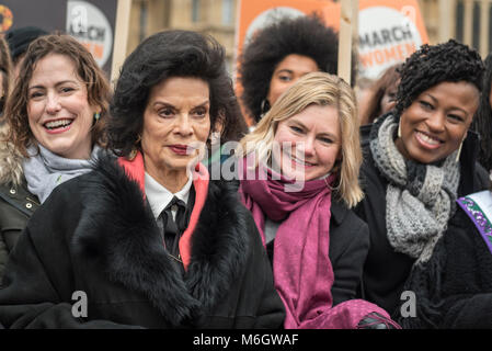 Londres, Royaume-Uni. 4 mars 2018. Bianca Jagger, activiste et Justine Greening, MP, rejoindre la marche. Des centaines d'hommes et femmes prennent part à l'Assemblée # Mars4femmes qui font campagne pour l'égalité des sexes. La promenade à travers le centre de Londres Millbank à Trafalgar Square retrace les étapes de la suffragette avant la Journée internationale de la femme le 8 mars. Crédit : Stephen Chung / Alamy Live News Banque D'Images