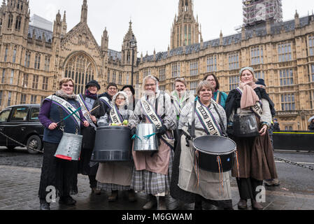 Londres, Royaume-Uni. 4 mars 2018. Un groupe de musiciens rejoindre la marche. Des centaines d'hommes et femmes prennent part à l'Assemblée # Mars4femmes qui font campagne pour l'égalité des sexes. La promenade à travers le centre de Londres Millbank à Trafalgar Square retrace les étapes de la suffragette avant la Journée internationale de la femme le 8 mars. Crédit : Stephen Chung / Alamy Live News Banque D'Images