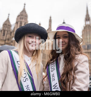 Londres, Royaume-Uni. 4 mars 2018. Les filles habillés comme des suffragettes, rejoindre la marche. Les femmes portent des pancartes pendant la marche. Des centaines d'hommes et femmes prennent part à l'Assemblée # Mars4femmes qui font campagne pour l'égalité des sexes. La promenade à travers le centre de Londres Millbank à Trafalgar Square retrace les étapes de la suffragette avant la Journée internationale de la femme le 8 mars. Crédit : Stephen Chung / Alamy Live News Banque D'Images