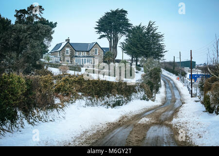 Après que les effets de la tempête Emma est perçue dans le village balnéaire de Abersoch, avec des amoncellements de neige, le vent, la neige sur la plage et un port bloqué. Banque D'Images