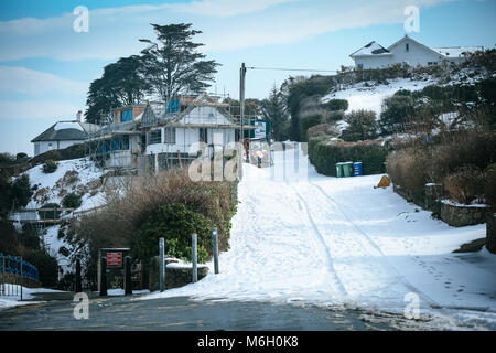 Après que les effets de la tempête Emma est perçue dans le village balnéaire de Abersoch, avec des amoncellements de neige, le vent, la neige sur la plage et un port bloqué. Banque D'Images